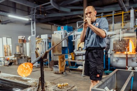 Produktion in der Glasmanufaktur Harzkristall - Glasbläser Schmidt bei der Arbeit.